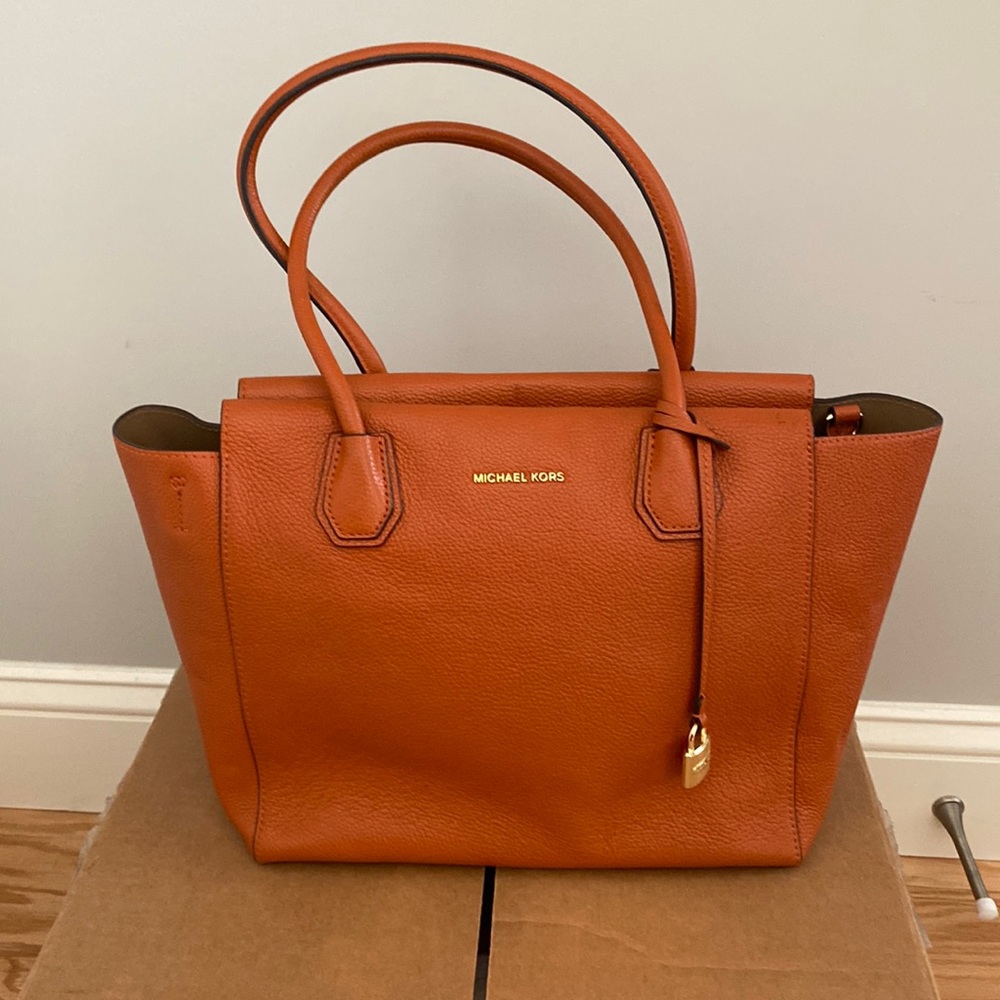 Used-No tag No Box-Michael Kors handbag
Very good condition
Orange, Leather - Picture 1 of 11